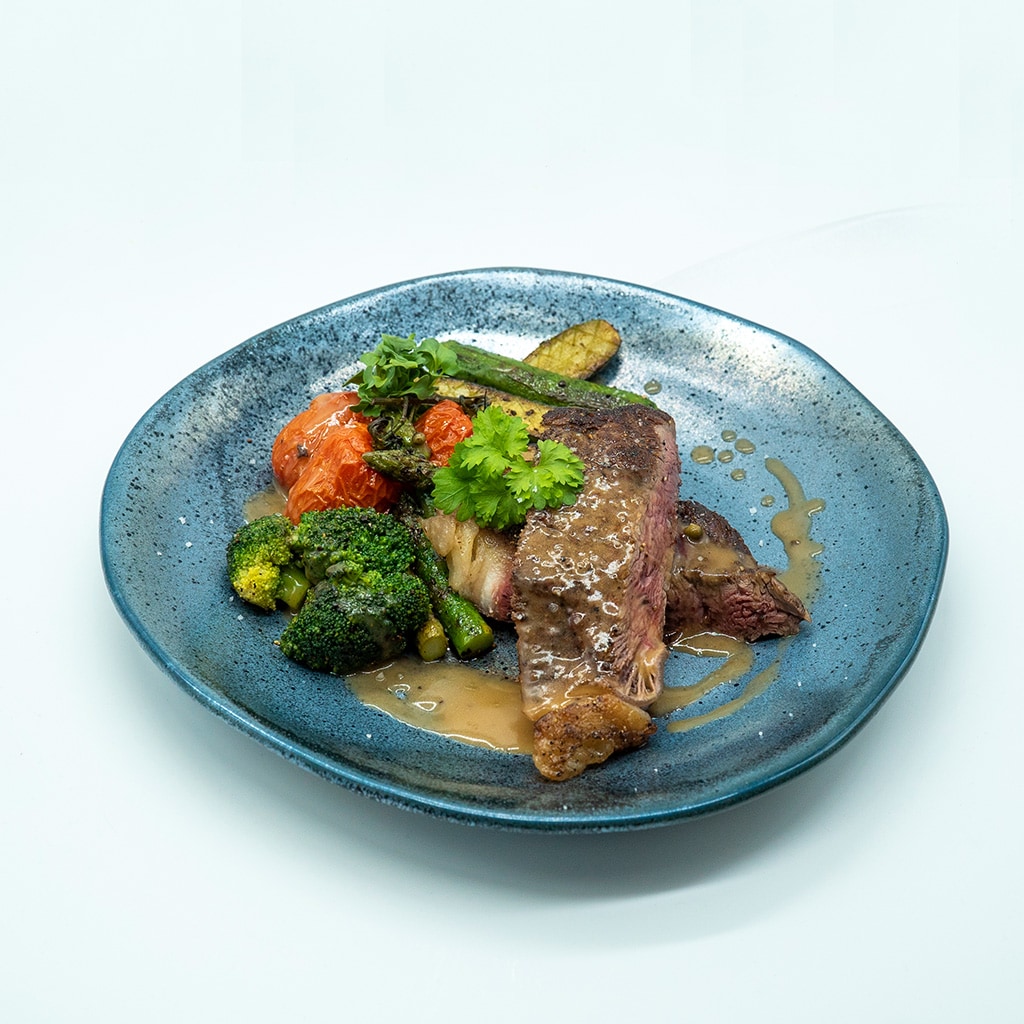 IARNA – Vrabioara de vita cu broccoli, pak choy, sos de piper verde, patrunjel cret, sare maldon IARNA – Vrabioara de vita cu broccoli, pak choy, sos de piper verde, patrunjel cret, sare maldon